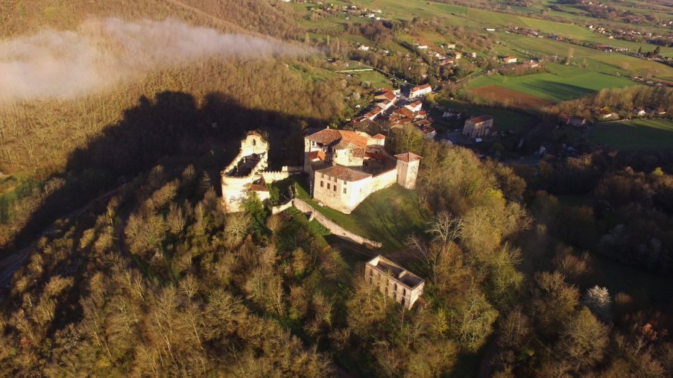 Le château de Pailhès en promontoire