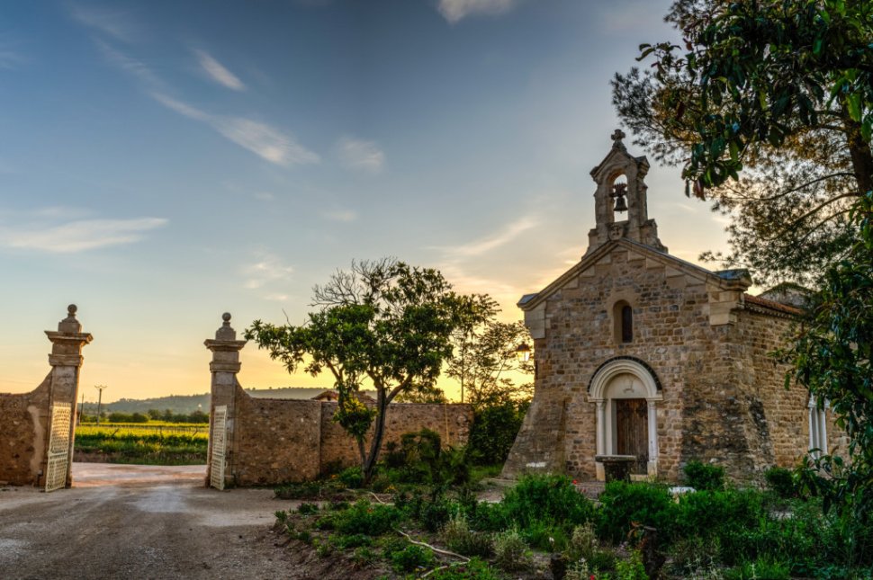 La chapelle fortifiée du domaine sous ses airs bucolique