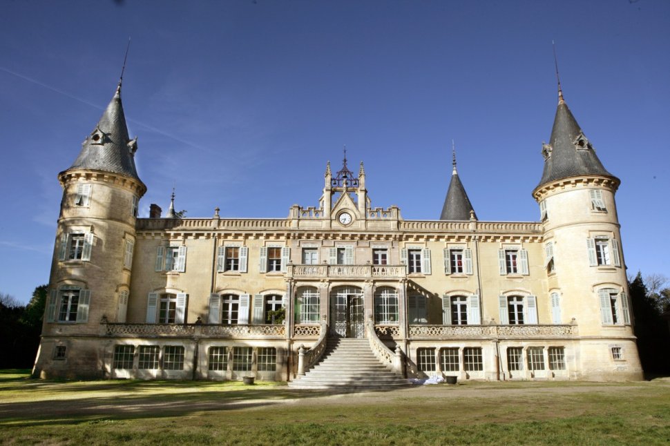 Façade imposante du château de Mus